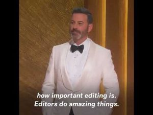 ¿Cómo ha evolucionado el estilo de presentación de Tucker Carlson a lo largo de los años?