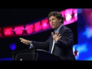 ¿Cuál es la opinión de Tucker Carlson sobre las redes sociales?