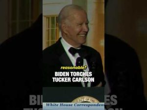 ¿Ha expresado Tucker Carlson opiniones controvertidas sobre temas raciales?