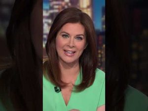 ¿Qué tipo de invitados políticos suelen aparecer en el programa de Tucker Carlson?