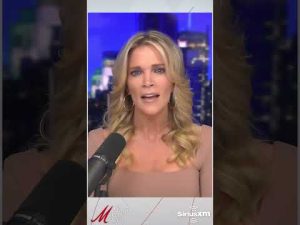 ¿Tiene Tucker Carlson antecedentes familiares en los medios de comunicación?